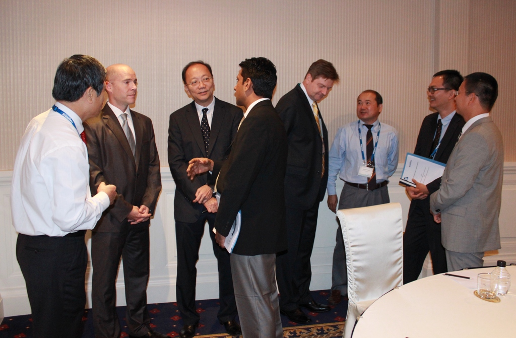 Các chuyên gia trao đổi bên lề Hội nghị Công nghệ Intergraph Đông Nam Á 2013
