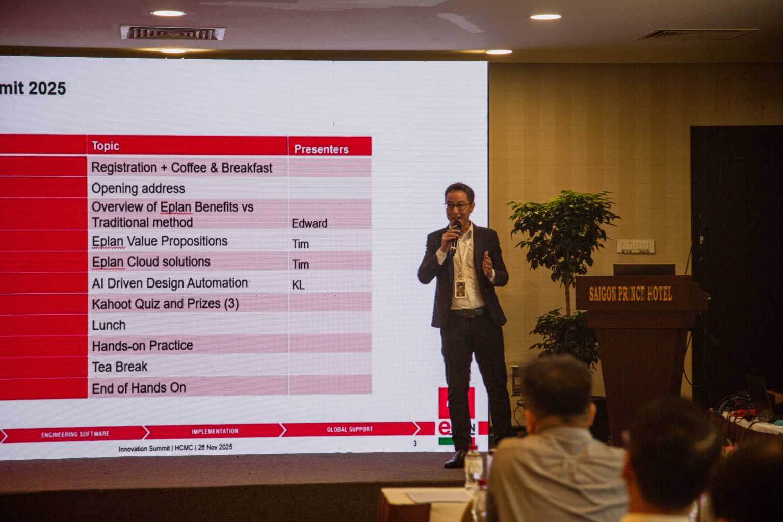 ông Hoàng Văn Kiên – Senior Sales Manager, đại diện cho True Technology