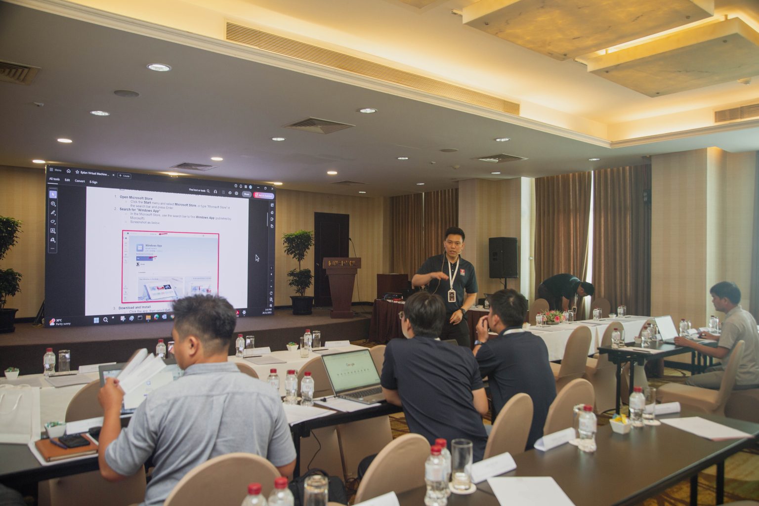 ông Tim Chaw đang hướng dẫn thực hành