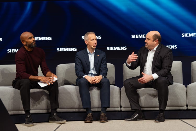 Eplan cung cấp "Agent" và dữ liệu cho hệ thống AI của Siemens 1 Eplan CEO Sebastian Seitz (bên phải) và Rainer Brehm, CEO của Tự động hóa Nhà máy tại Siemens (giữa), trong một buổi thảo luận nhóm về trí tuệ nhân tạo tại Hannover Messe 2025.
